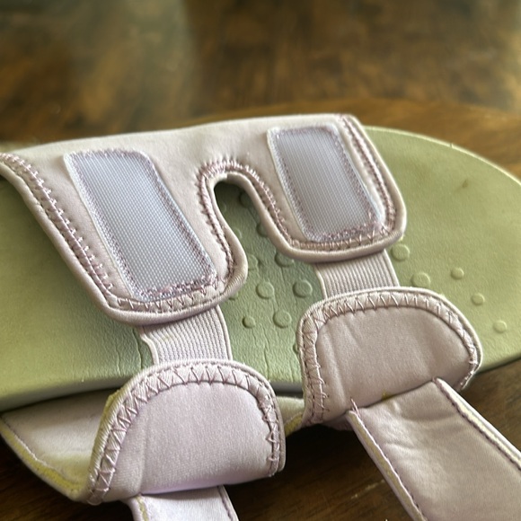 Woman’s Size 12 Vionic sandal slides - Picture 3 of 5